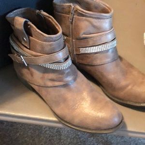 Curfew booties- tan w/silver details & buckle 7.5